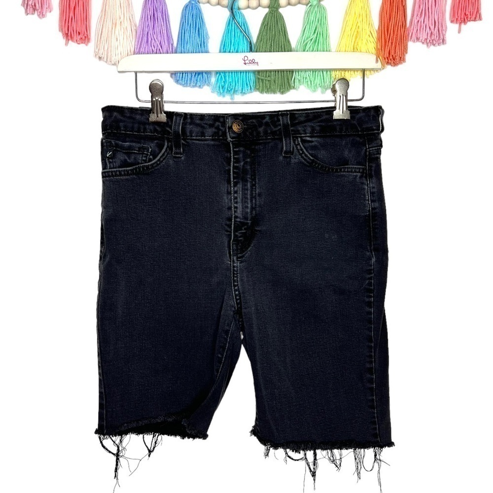 KanCan Black Distressed Raw Hem High Rise Estilo Stretch Bermuda Shorts Size 28